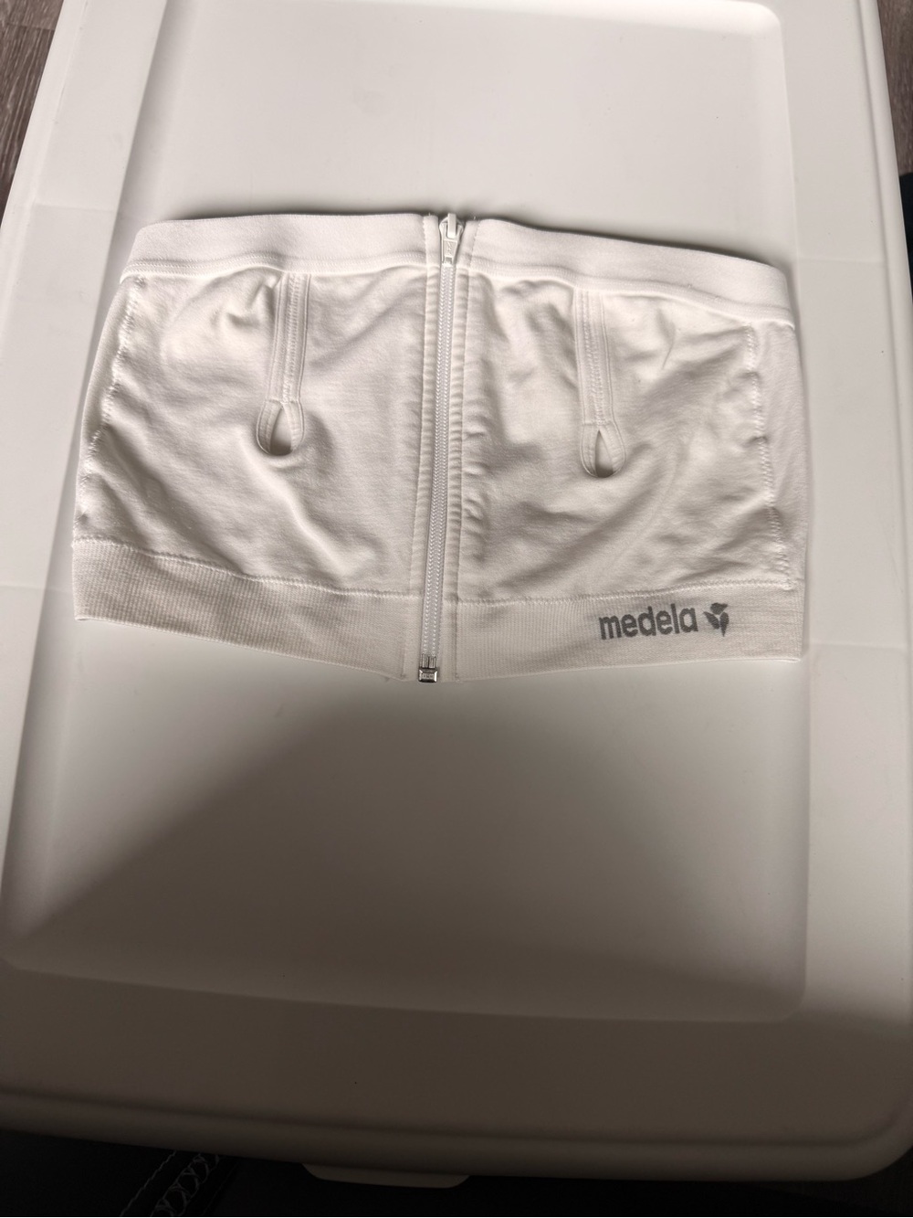 Medela White Hands-Free Nursing Support pumping Band bra with Front Zipper